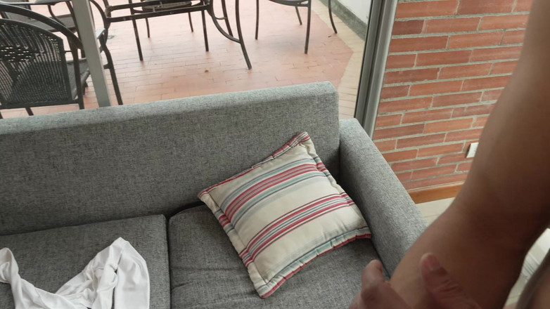 MilanRodriguez: かわいいラティーナの義理の妹がソファの下に閉じ込められ、彼女のきつい秘部を犯される