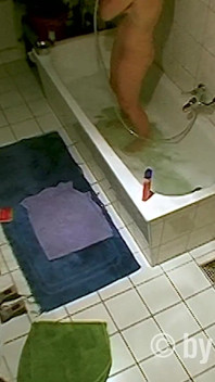 MILF Fait De L’hygiène Personnelle Dans La Salle De Bain
