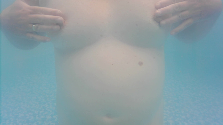 SimoneLive1: 泳池里的胸部