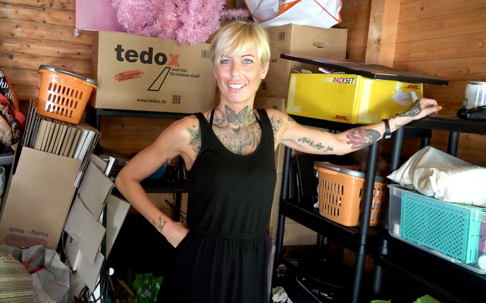 Andy Star: 新しいミルフの隣人が庭の家で裸でセックスされる