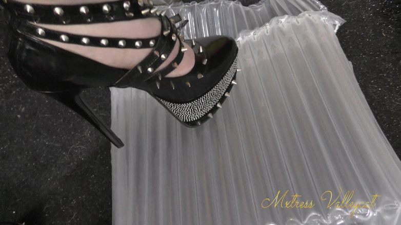 Mxtress Valleycat: Empaque apareciendo en tacones fetiche con púas