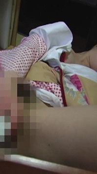Una seductora mujer madura en un kimono se masturba mientras su coño palpita incontrolablemente