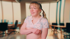 Jolie Lyon: Sunt o curvă de birou ca pedeapsă a tatălui vitreg