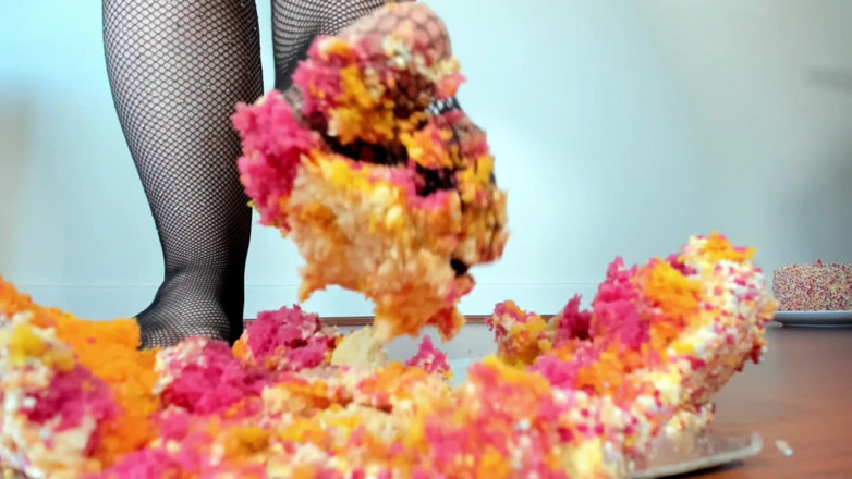 Julie_Bliss: Jätteinnan Julie Bliss straffar tinies