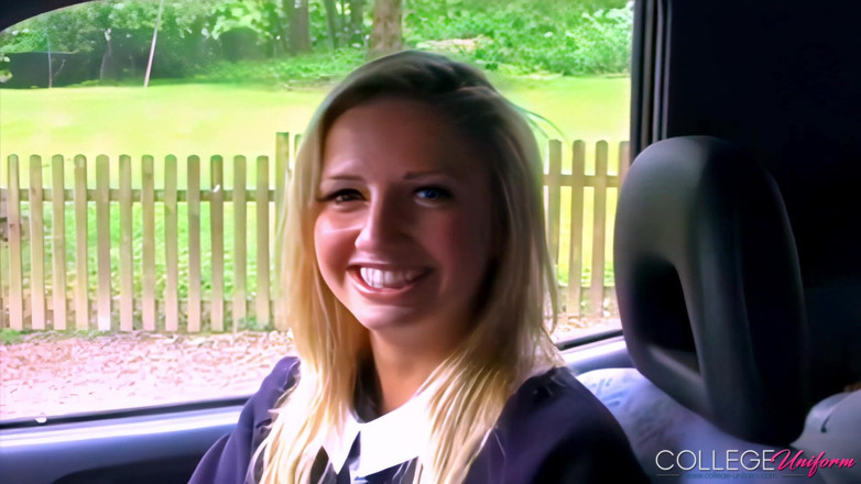 College Uniform: 面试 2 以米莉·赫德兰为特色