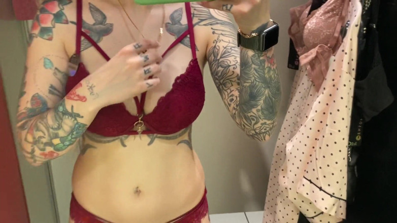 Barbietatoo1: Biancheria intima rossa nel camerino per dissolutezze