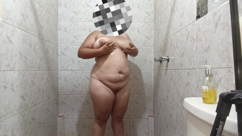 Stepmom_with_big_tits: Сексуальная латинская девушка трогает себя очень богатой во время душа богатой и имеет гигантские груди.
