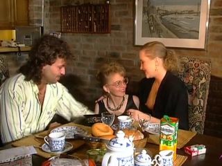 German amateur couples: Zwei atemberaubende deutsche küken teilen sich einen beladenen schwanz auf...