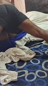 La moglie si diverte con l'amico del marito