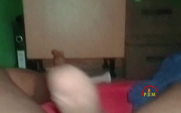 pinoy malibog: Après une longue journée de travail, il est prêt à jouir...