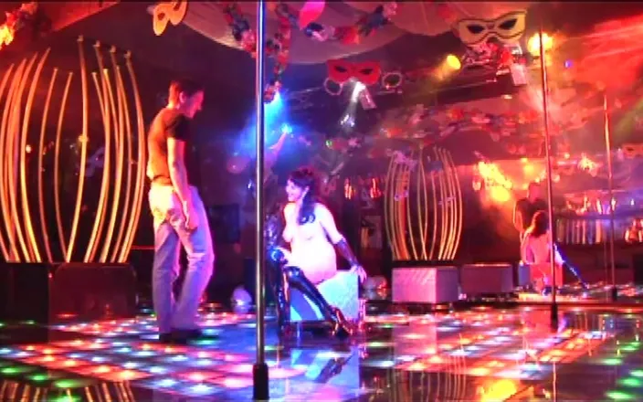 My real dirty life: Double Penetratrion on the Club Stage for This Italian Slut