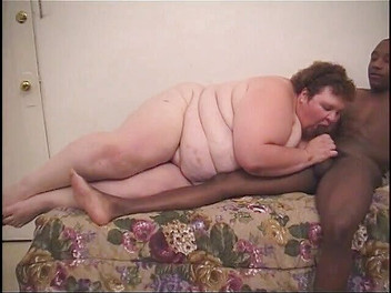 Hot and Wet: 黒人男性は太った白い猫を食べるのが大好き