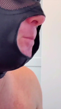 Xxl Monster Cock je svázaná u gloryhole