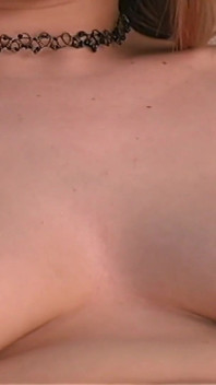 Novata linda tem um corpo nu quente