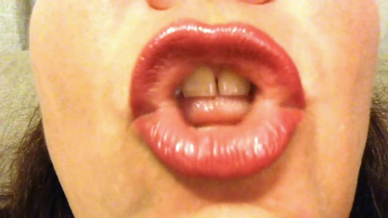 Lily Lipstixxx: Mouth inspection - Be careful, I bite!