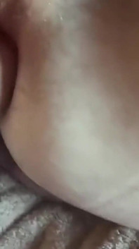 Táta dostane 8 dildo a šuká jeho sexy díru!