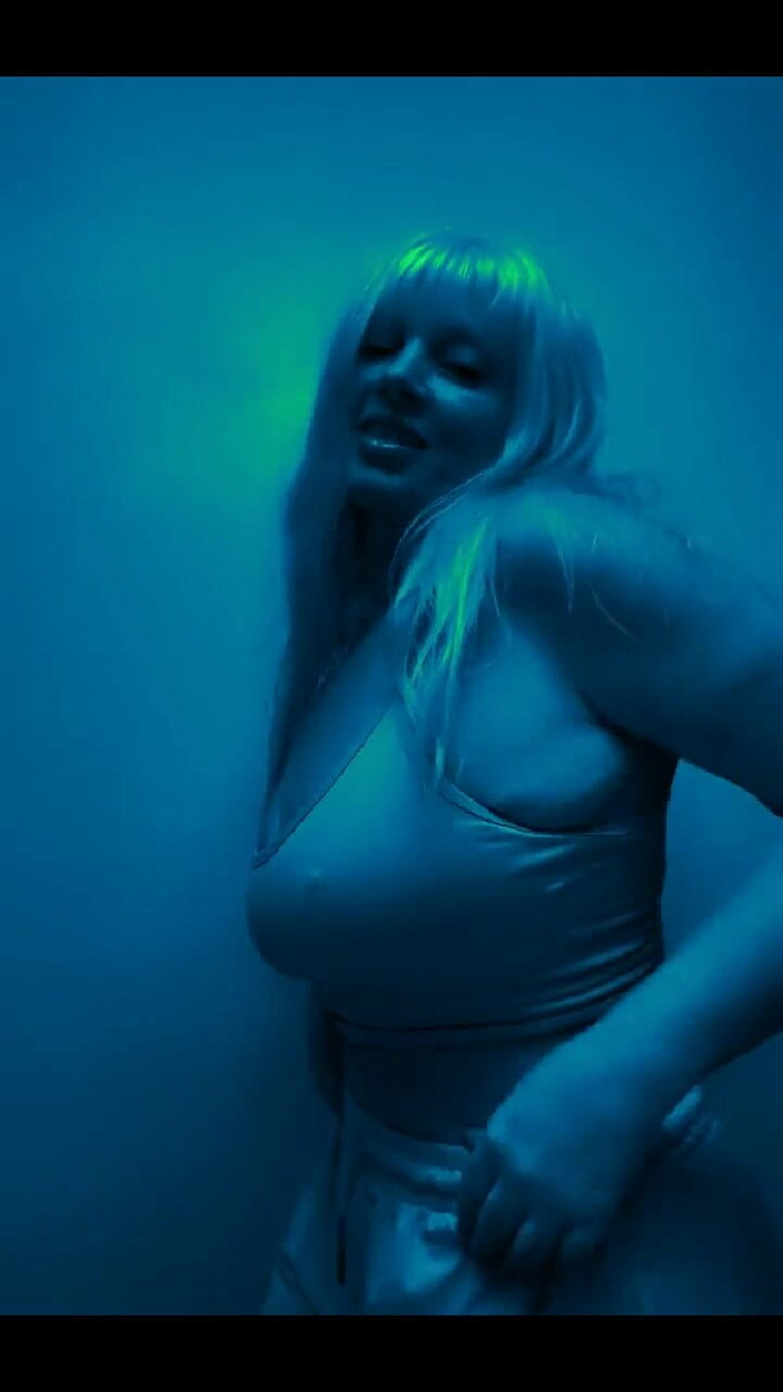 PaintedRose: 感情が...一緒に踊ろうか?これが私がやる夜のことだ