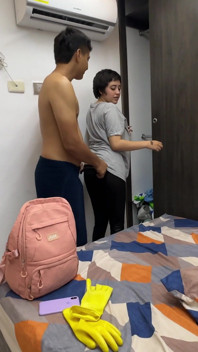 Saya mengupah latina berpantat besar untuk membantu saya membersihkan rumah