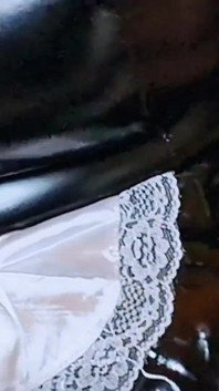 Przykuta i zakneblowana pokojówka Gunge