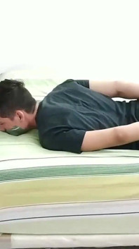 Una giovane coppia kinky in bondage