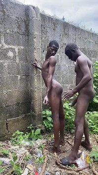 Brown baise avec un fermier dans la brousse