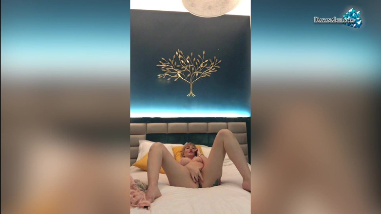 Dayana Ice: 情熱的な熟女愛撫濡れた猫にカメラ