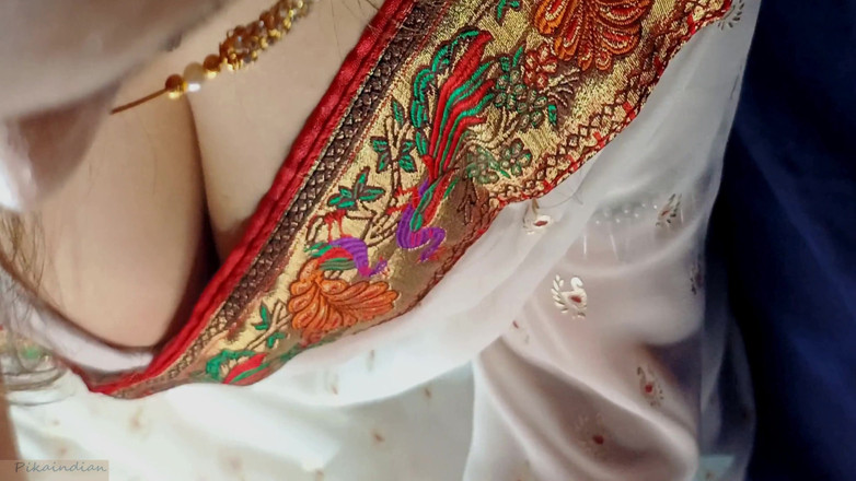 Pikaindian: Heiße sexy desi hausfrau saree Blause große natürliche möpse verführt,...