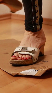 Asmr zoccoli di legno calpestano e schiacciano la scatola delle scarpe