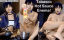 Little sub girl: Enema de salsa caliente de Tabasco