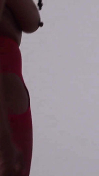 Super sexy ebenholz in roten strumpfhosen geht auf nackten typen