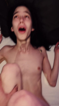 Zvelta Katie de 19 ani șarjă de spermă în pizdă umplută cu orgasm într-un hotel