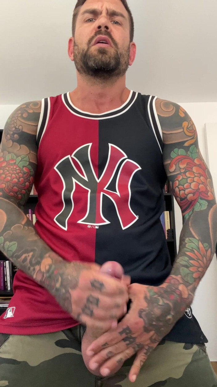 Juan Lucho Gay: Pai chulazo tatuat cu haine pe el