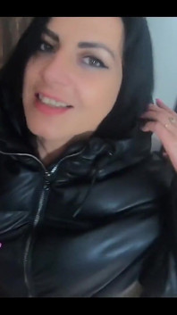 Milfycalla reçoit beaucoup de sperme sur une nouvelle camisole gonflée !