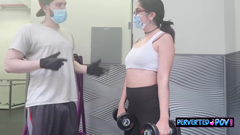 Perverted POV: Модель OnlyFans получает контент от мужика в спортзале