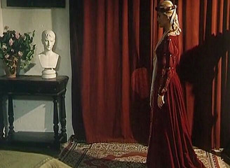 The Vintage Era: Blondýnka se baví se středověkou dírou slávy