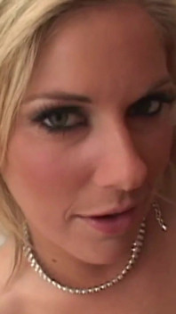 Loira milf tem um vagabundo para isso a levou a entrar em um gangbang