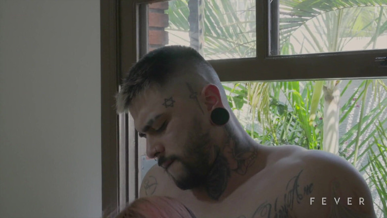 Fever Films: Świeża brazylijska nastolatka robi swój pierwszy film porno
