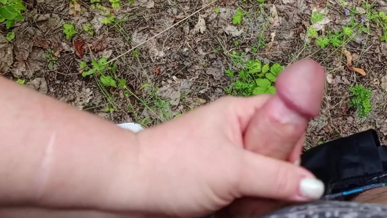 Zona901: Un prieten îmi suge pula într-un parc și înghite spermă