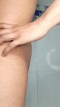 DE CE NU VREI SĂ INTRI? În duș cu mine sau în mine? Vedere laterală