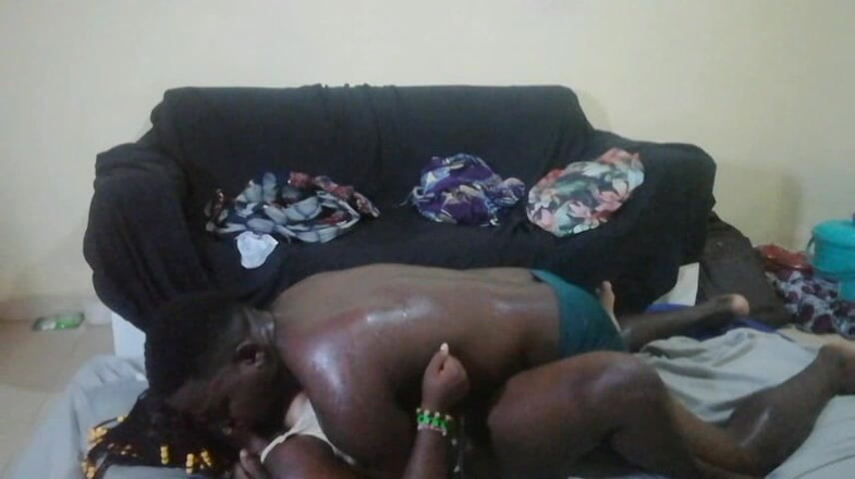 Pornsexlive: Desi bị một du khách truyền giáo châu Phi đụ