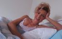 Horny Lola: Kleine borsten in bed