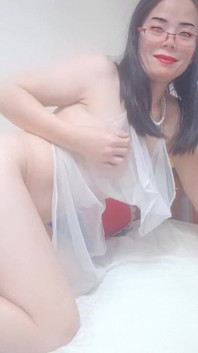 Uită-te la rochia ei subțire sub corpul sexy cu țâțe mici