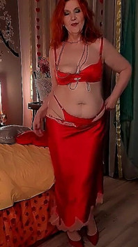 En ritmo de amor: tacones de aguja rojos, lencería de seda y una camisa larga para la noche más apasionada del año