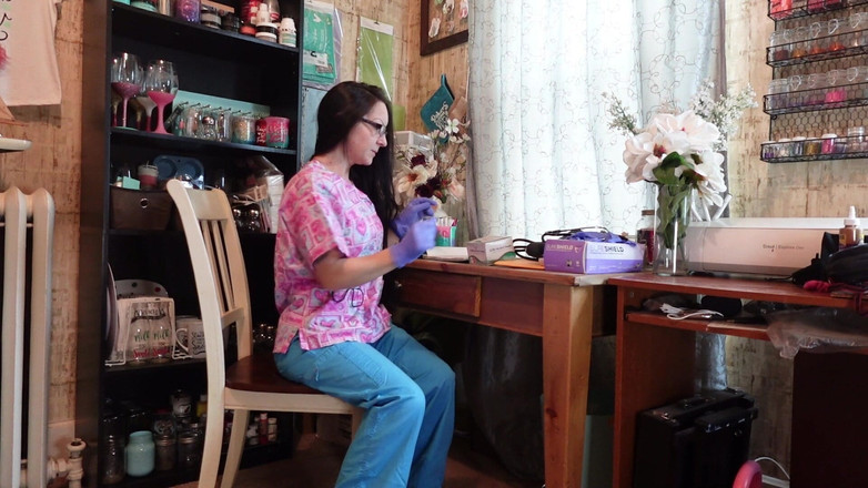 Raven Willow: Sestra Lizzie tě škádlí svým zadkem