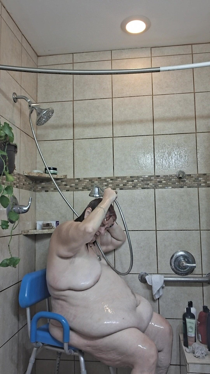 BBW nurse Vicki adventures with friends: Büyük güzel hemşire Vicki duşumda çamur tedavisi yapıyor!