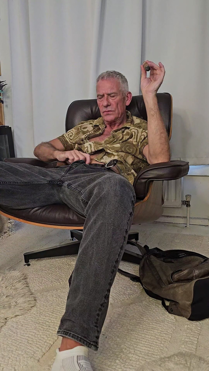 coachjclondon: Trainer jc genießt eine zigarre und zieht sich aus