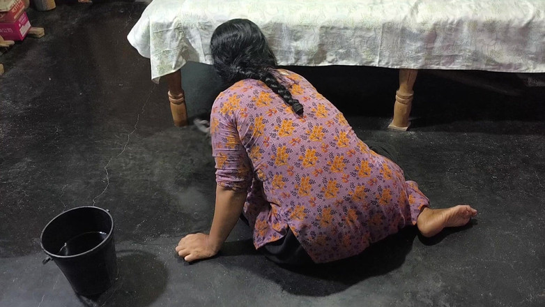 SAFI TV: Tante tiriku lagi bersih-bersih rumah dan aku tante tiriku