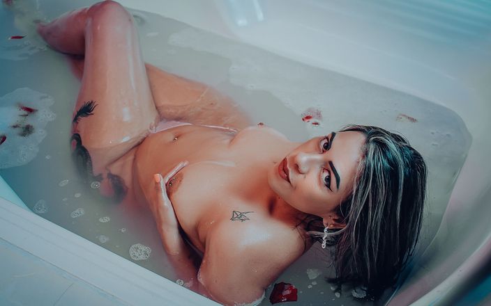 Kylei Ellish: 在浴缸里浪漫湿润的自慰，泡沫和玫瑰花瓣。