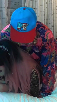 Rapçi ateşli travestiyi sikiyor - derleme 3