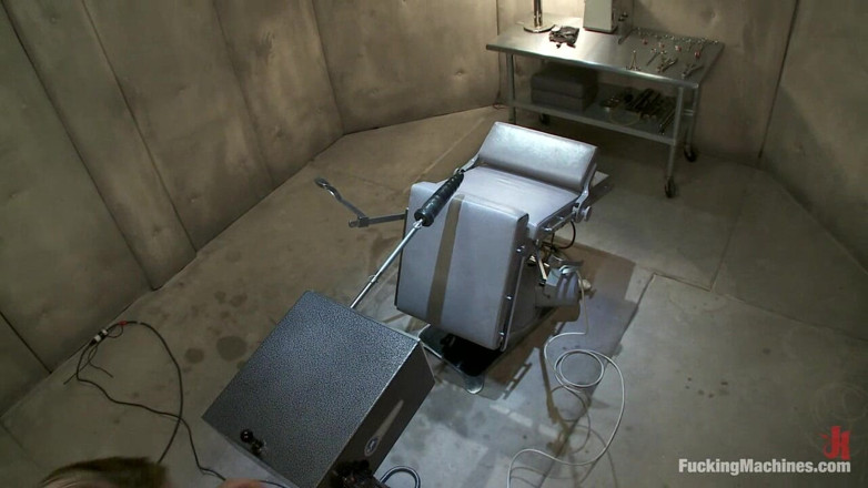 Fucking Machines by Kink: Jessie Cox follando con máquina de celda acolchada e insertables...
